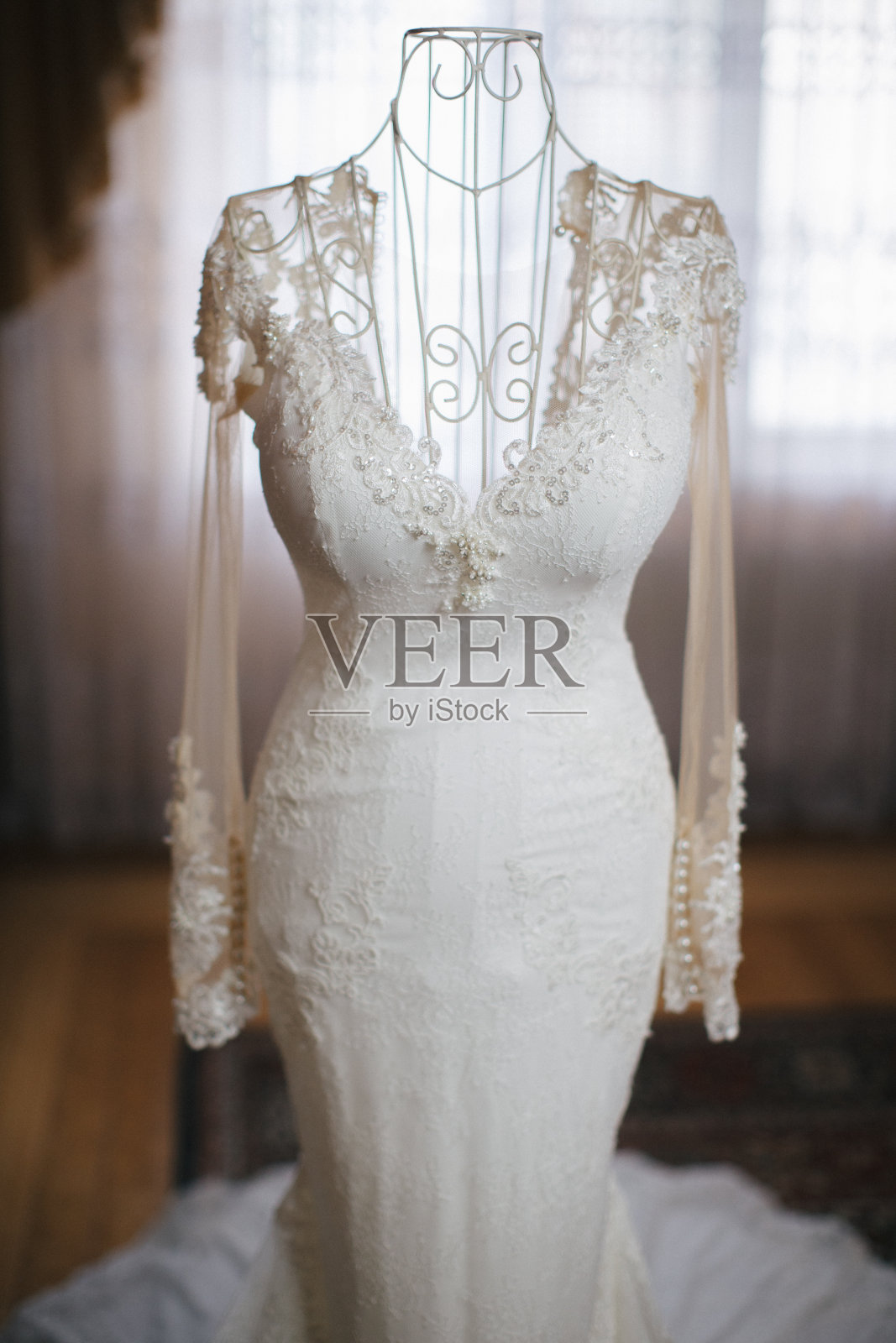 婚纱挂在金属人体模型上照片摄影图片