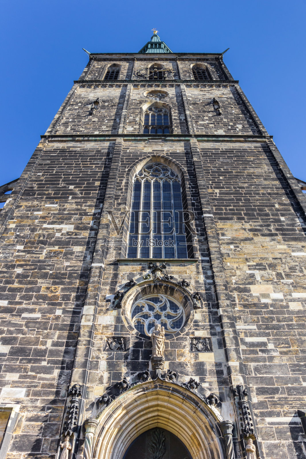 德国希尔德斯海姆圣安德烈亚斯教堂的正面视图照片摄影图片