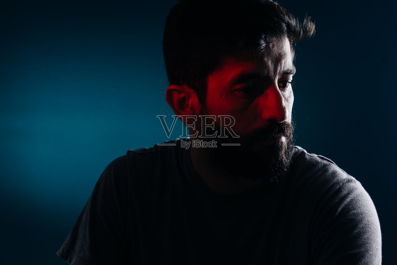 大胡子男人的戏剧性肖像。悲伤,抑郁,警觉的概念照片摄影图片