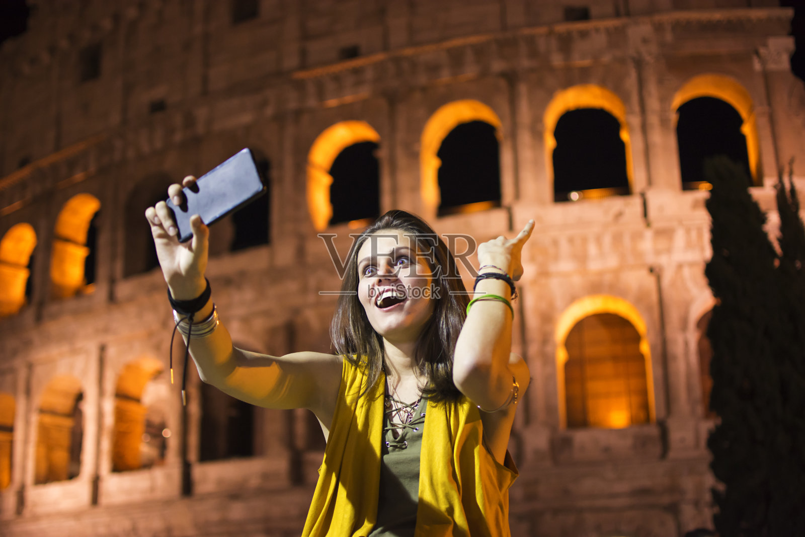 拿着手机微笑的女孩照片摄影图片