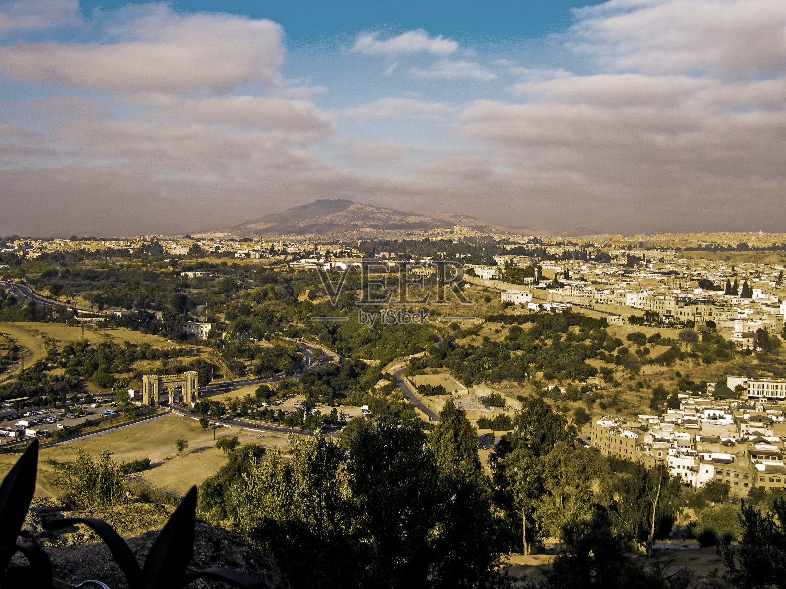 清晨,阿特拉斯山脉俯瞰马拉喀什城照片摄影图片
