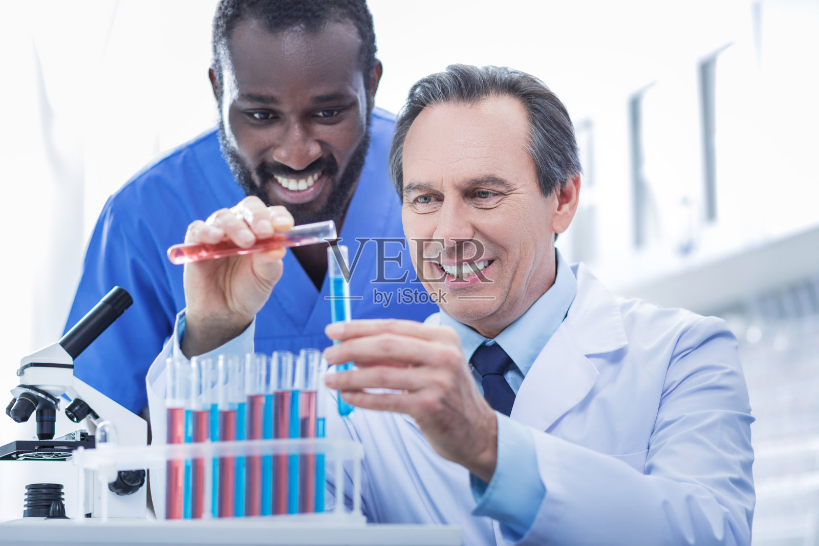 研究疫苗的开朗聪明的医生照片摄影图片