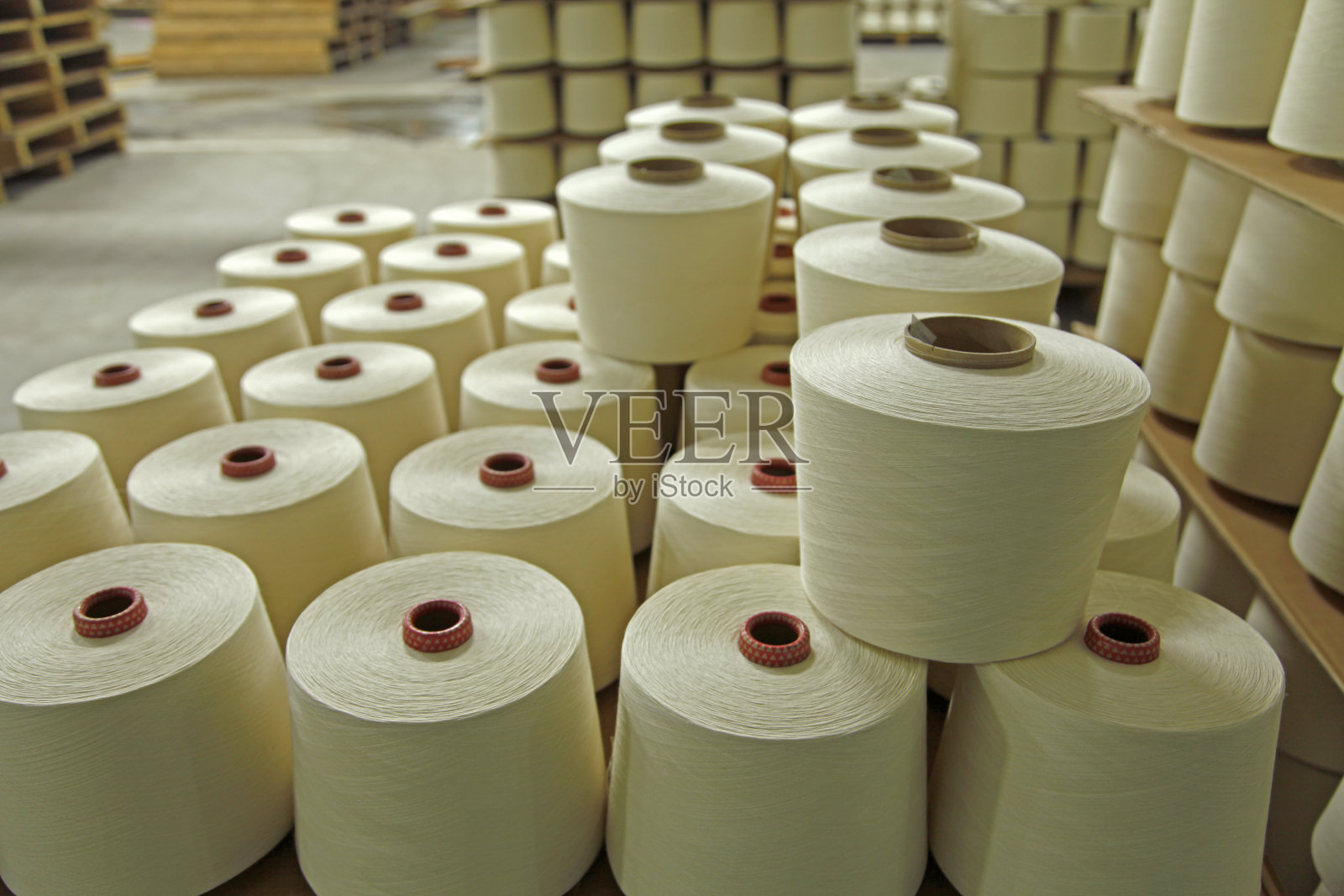 在工业缝纫机纺成的纱线中,许多线交织在一起照片摄影图片