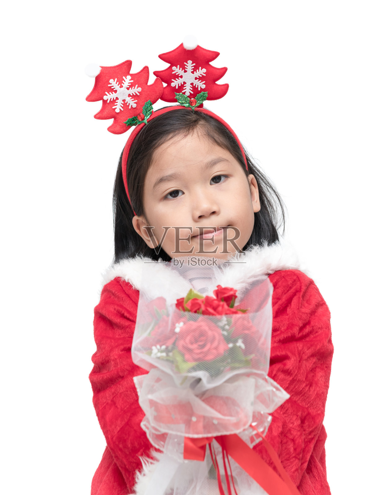 可爱的女孩穿着圣诞老人的衣服拿着玫瑰花束照片摄影图片