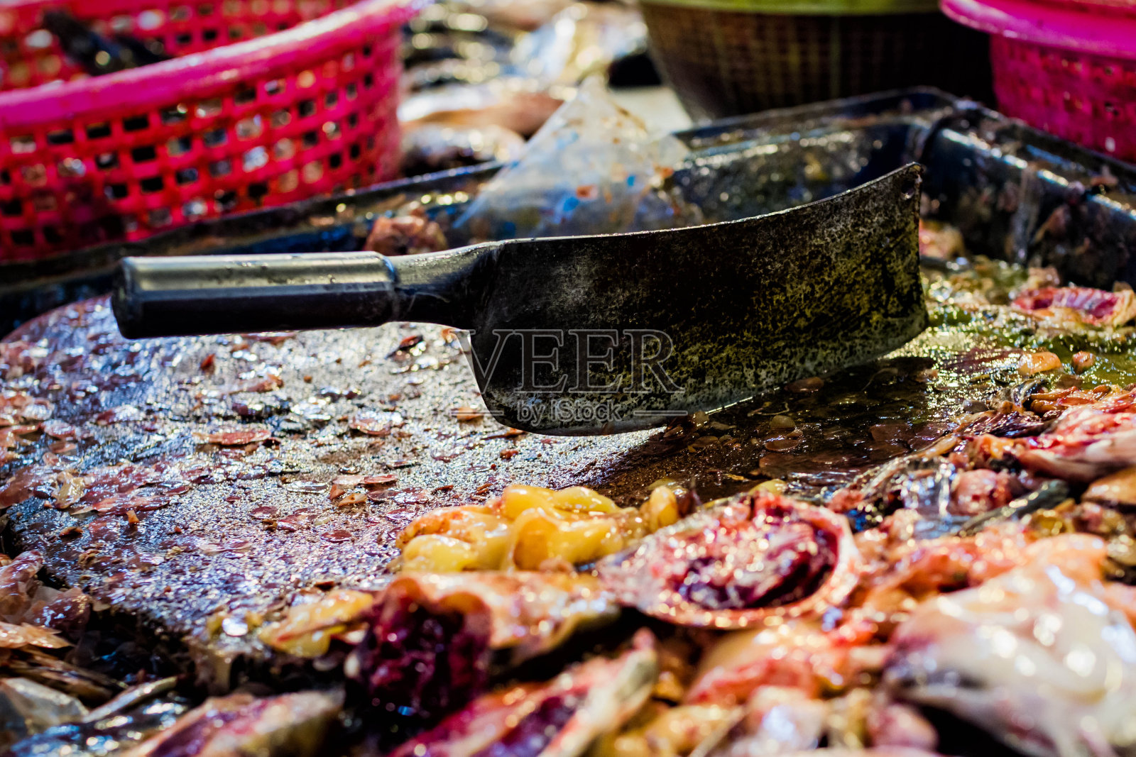 泰国曼谷,市场桌上的屠刀照片摄影图片