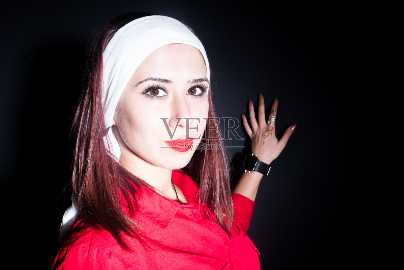 美丽的女孩摆姿势照片摄影图片