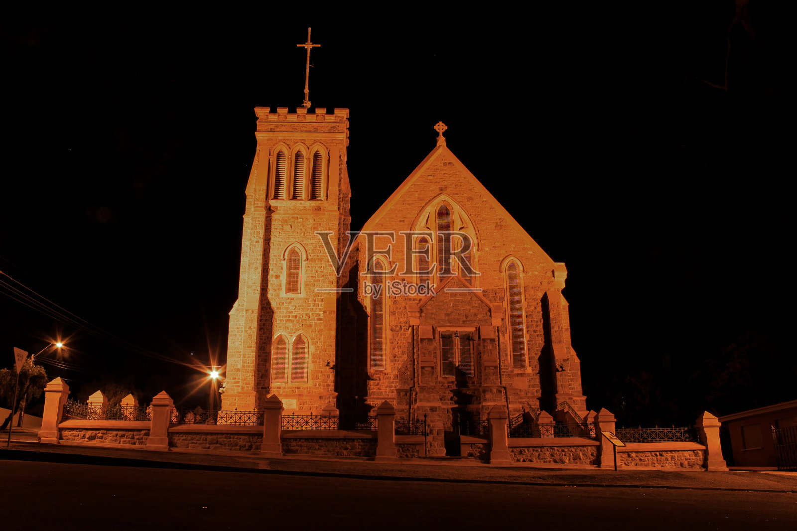 夜晚灯光下的老教堂照片摄影图片