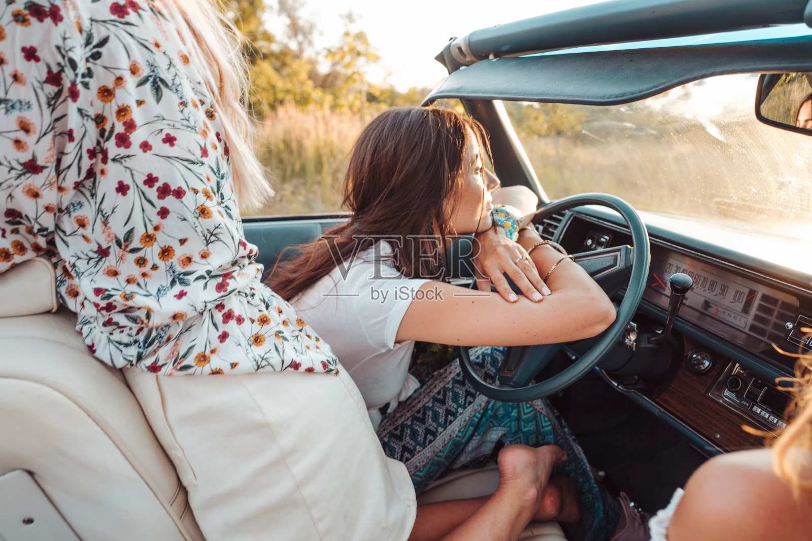开车的女孩照片摄影图片