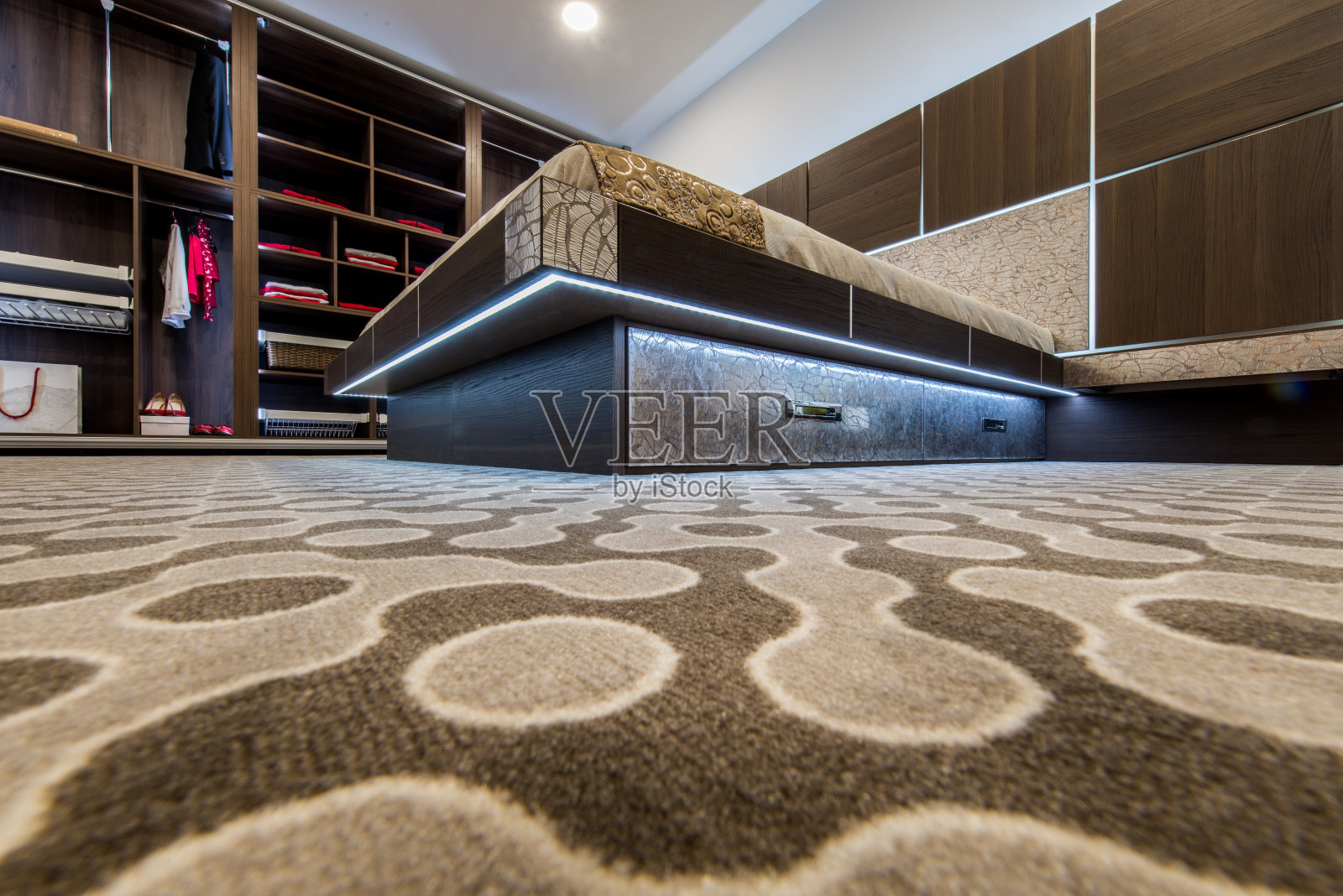 带抽屉的双人床低角度视图照片摄影图片