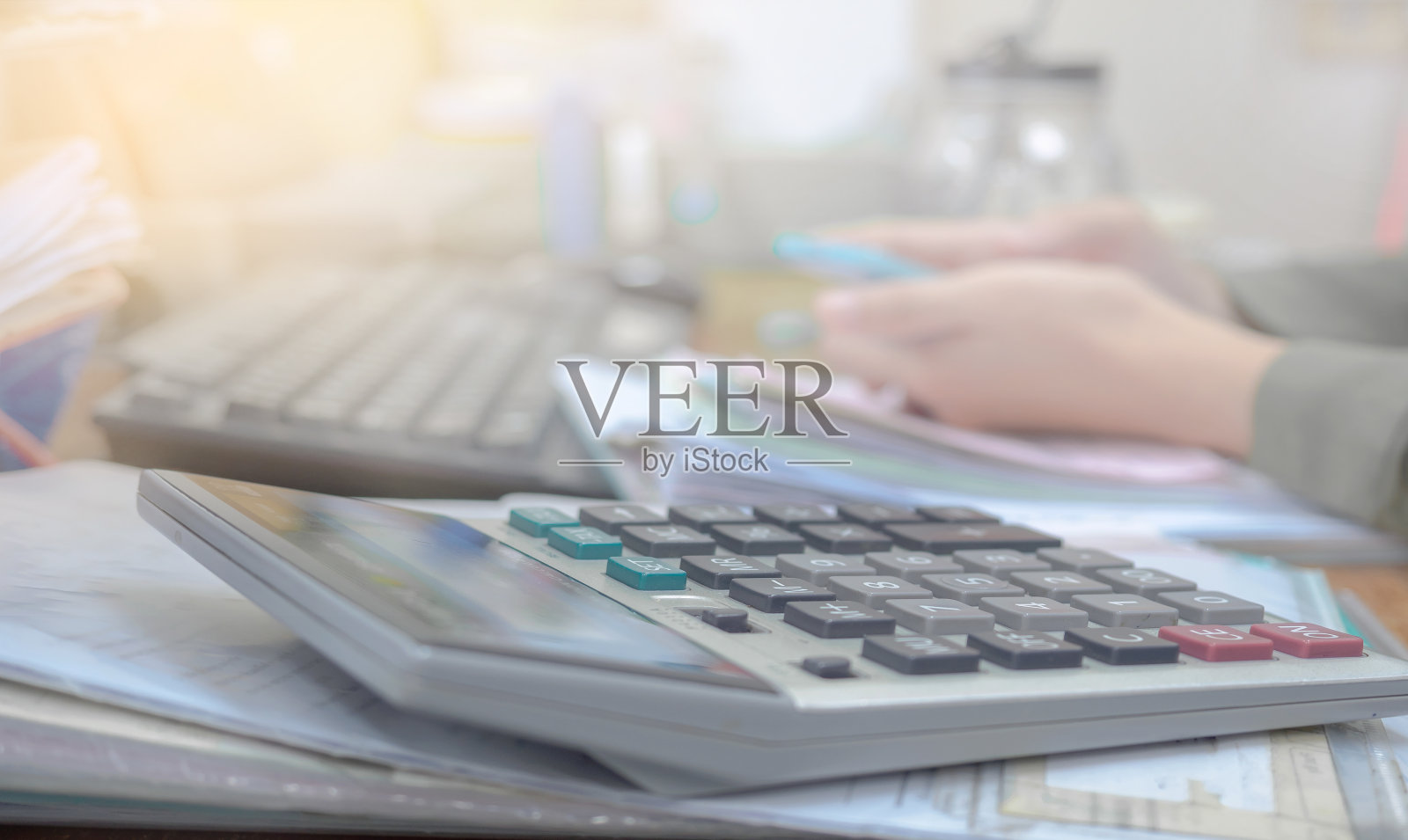 会计概念,接近计算器的会计表照片摄影图片