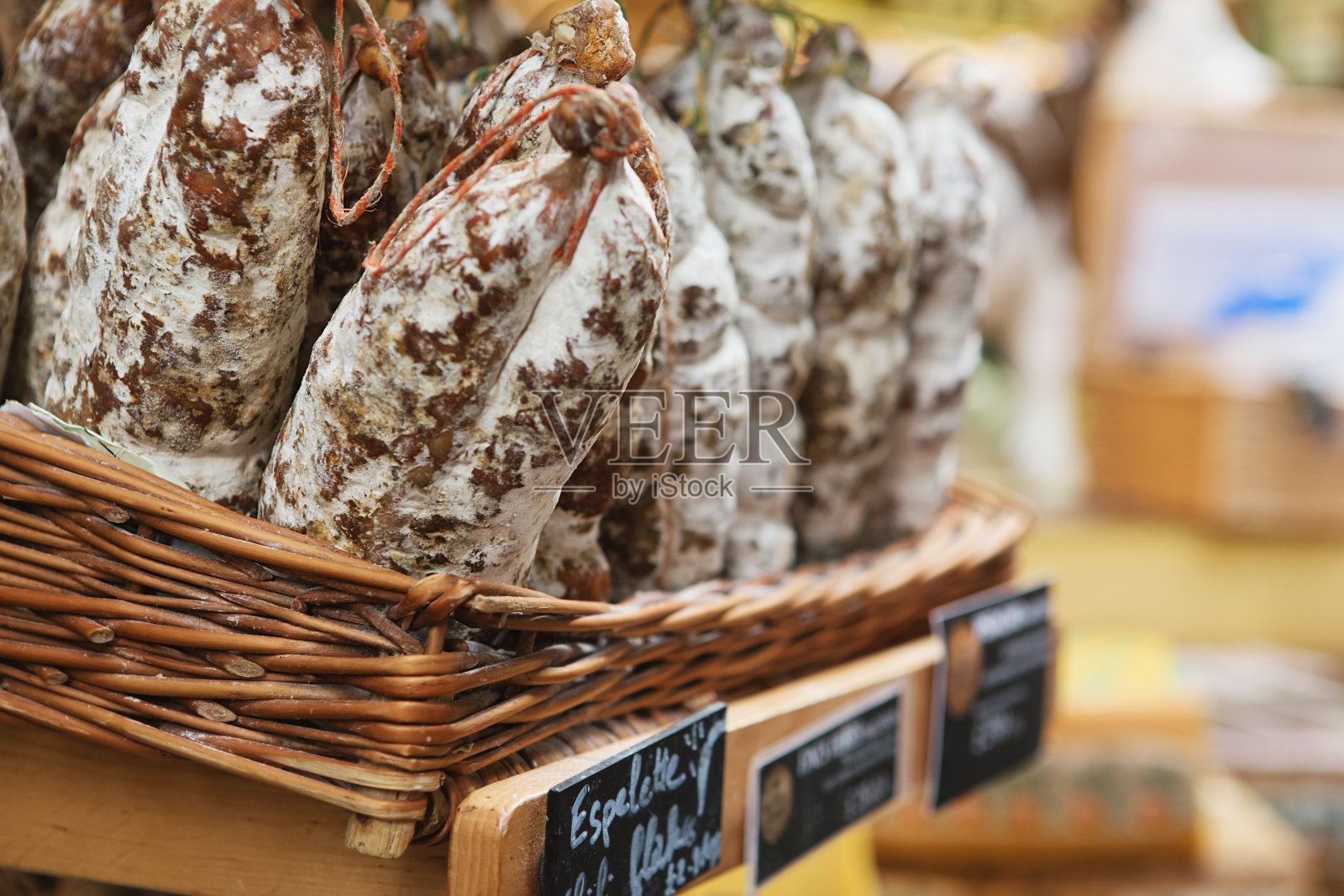 伦敦博罗市场上的香肠。红肠是又大又厚的法国香肠,典型的质地和香草味。照片摄影图片