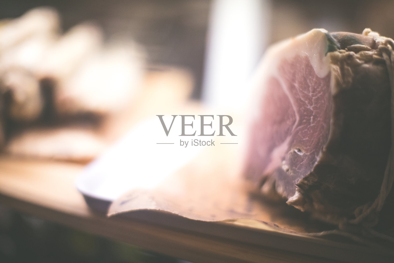 烟熏火腿。冷盘。的肉店。照片摄影图片