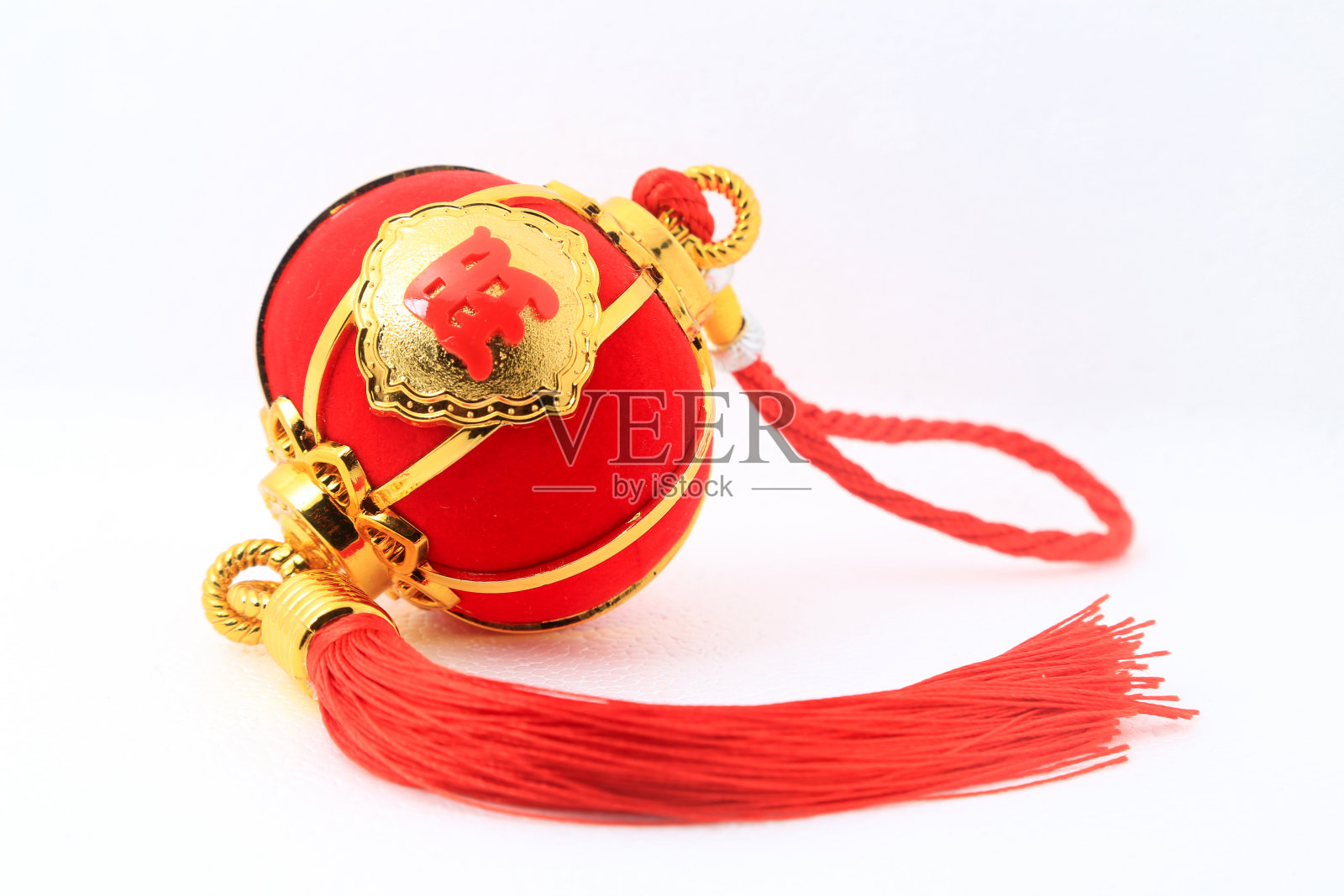 白色背景的红色球形灯笼是中国新年的装饰照片摄影图片