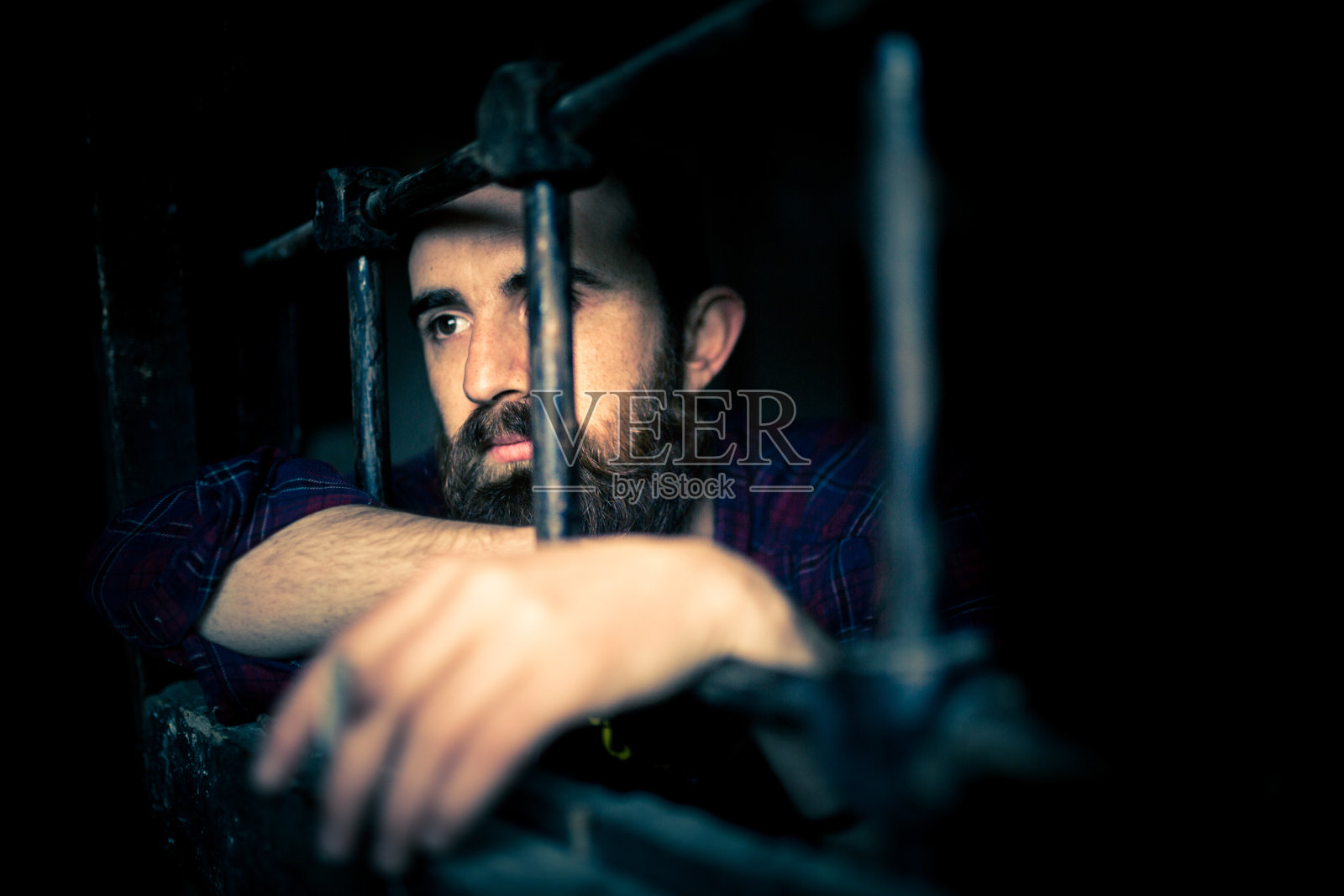 身陷囹圄的囚犯照片摄影图片