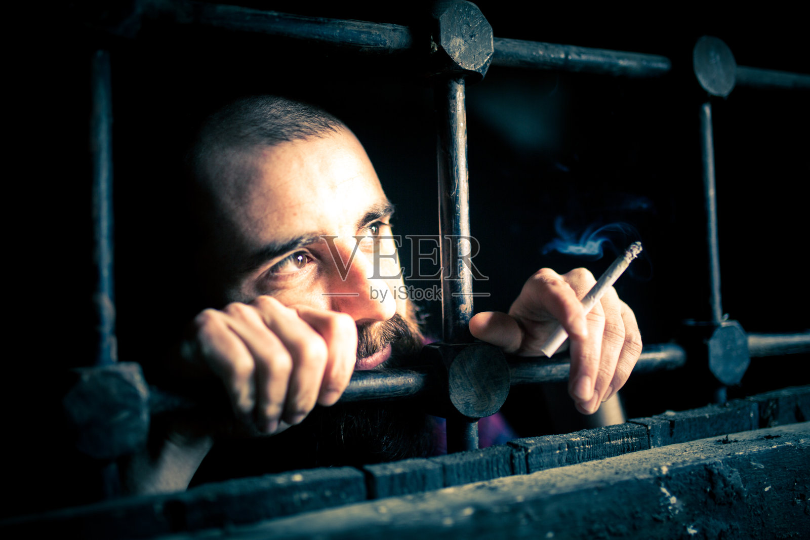 身陷囹圄的囚犯照片摄影图片