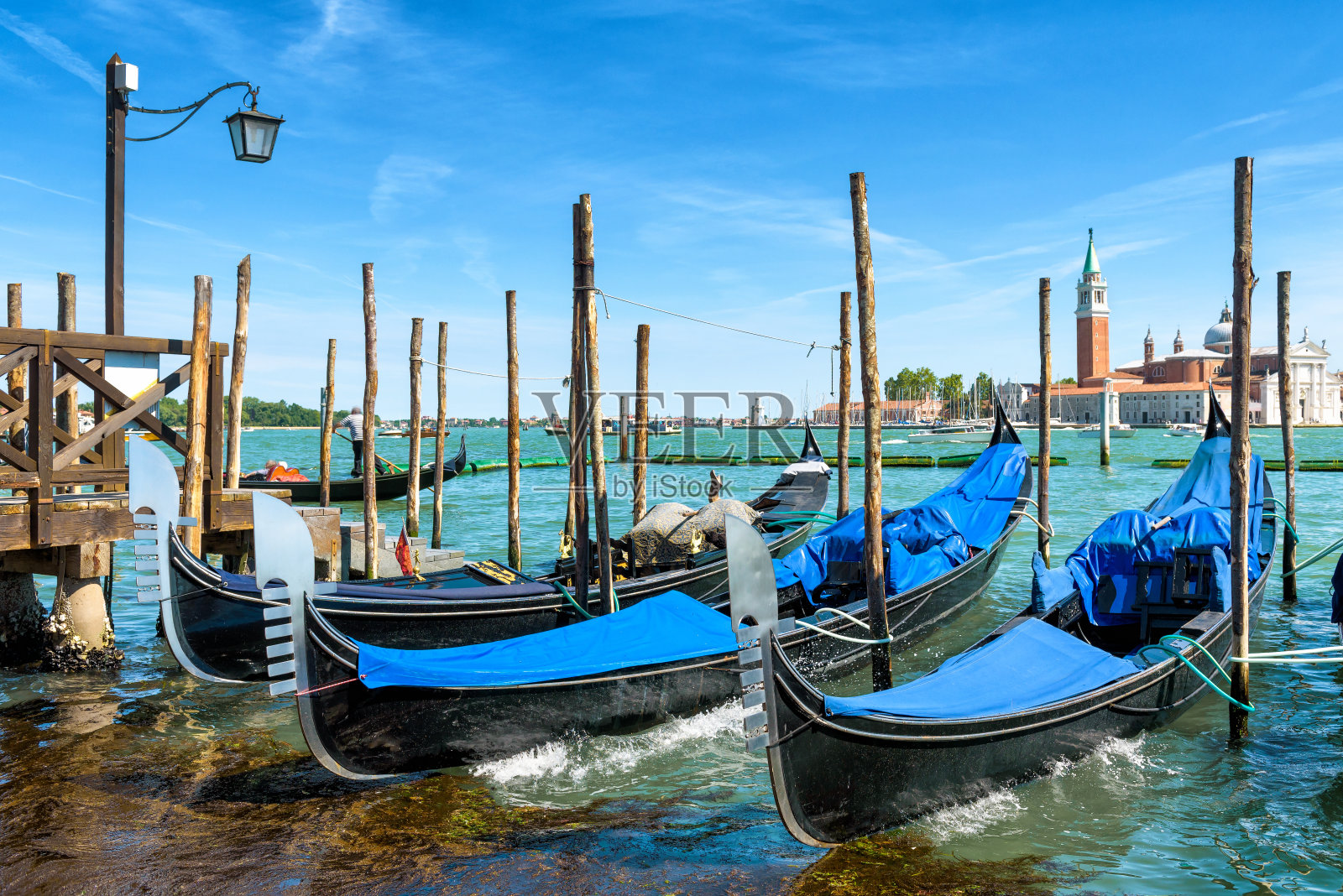 意大利威尼斯的贡多拉船位照片摄影图片