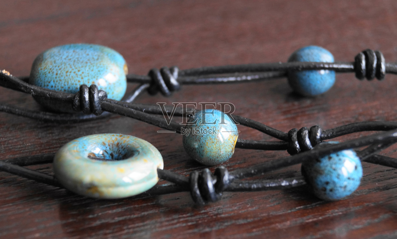 皮绳上绣着的蓝球照片摄影图片