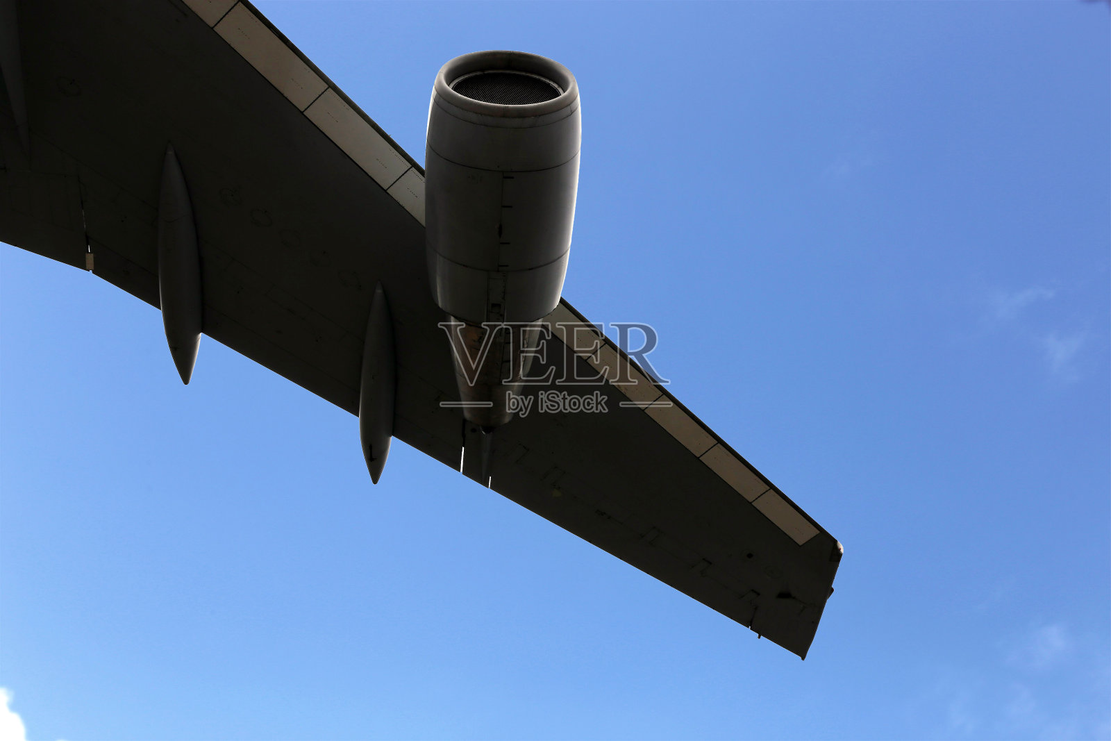 飞机机翼,从下面拍摄照片摄影图片