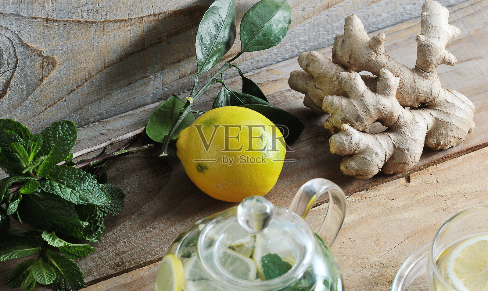 生姜,柠檬和薄荷-保健茶的原料照片摄影图片