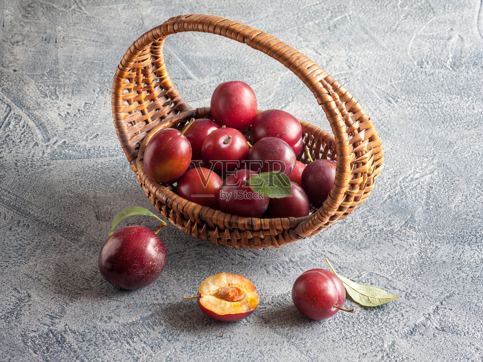 李子在篮子里照片摄影图片