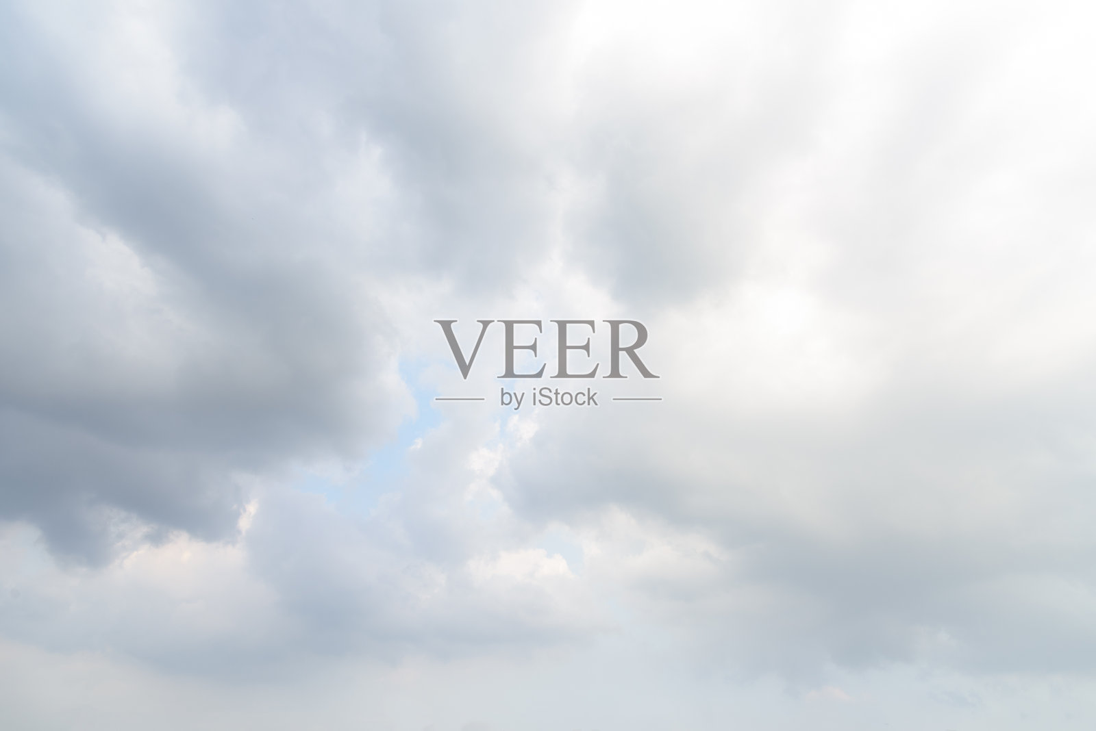 天空漆黑,乌云密布,大雨倾盆。照片摄影图片