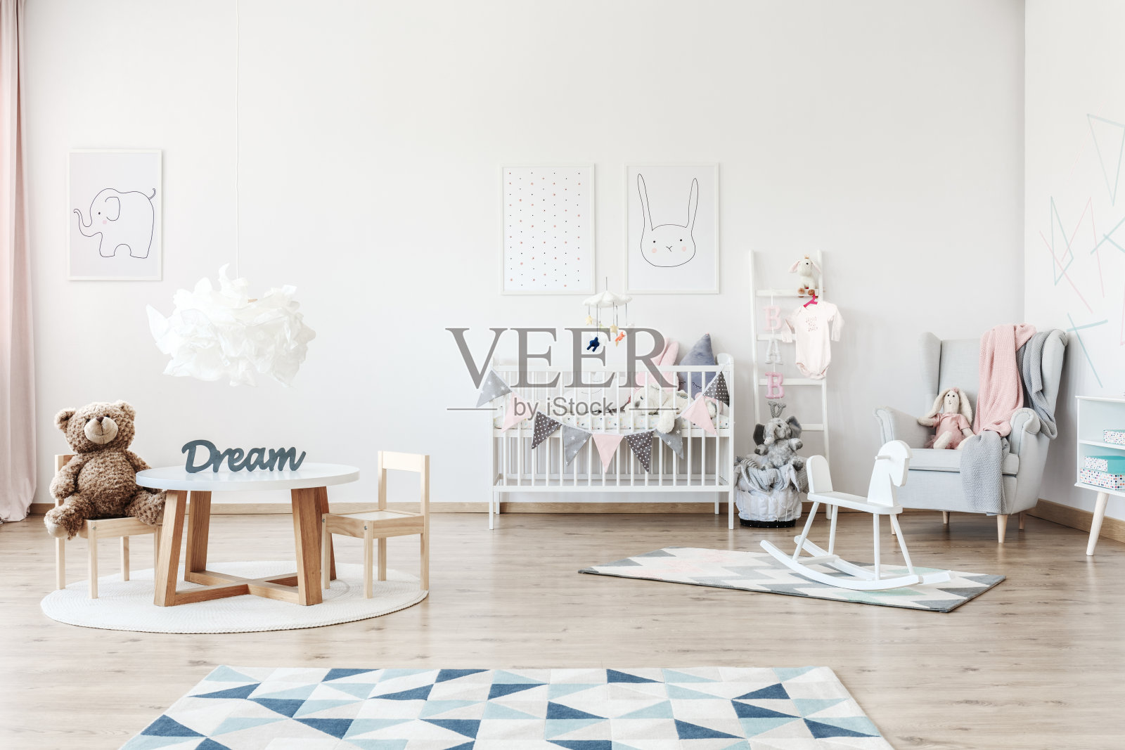 孩子的卧室里有玩具照片摄影图片