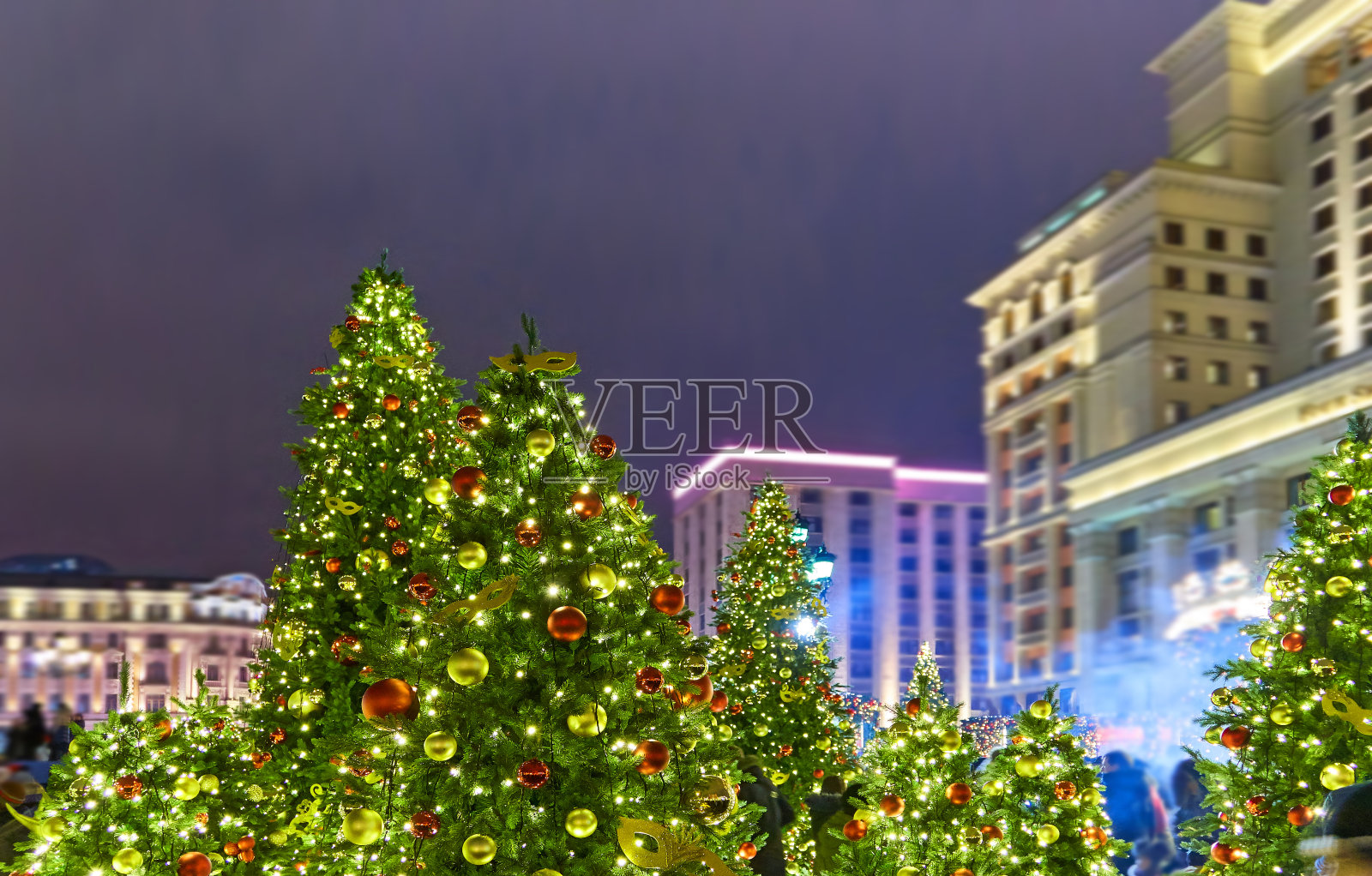 圣诞节街道装饰:在莫斯科红场上装饰和照明的树照片摄影图片