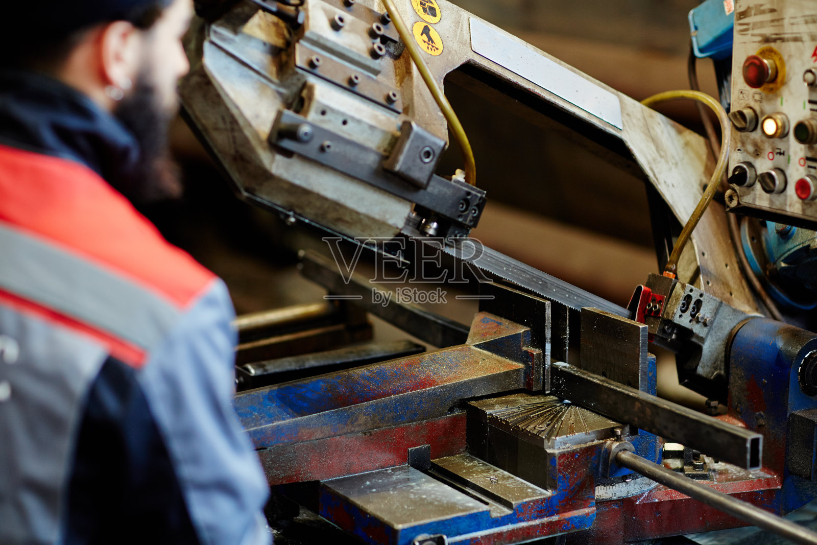 人使用切割机进行金属加工照片摄影图片