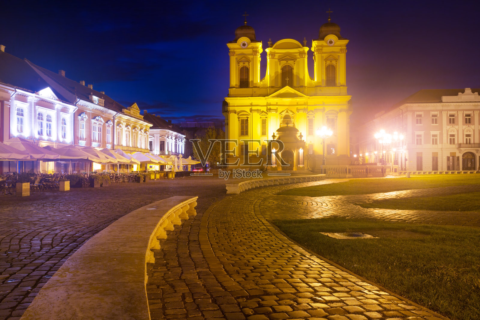 联合广场在蒂米什瓦拉的夜间照明照片摄影图片