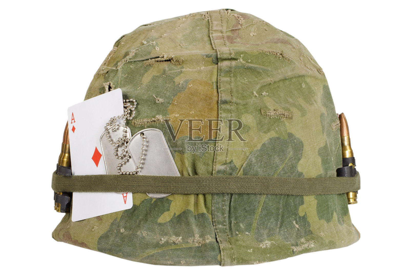 越战时期的美国陆军头盔,带有伪装掩护和弹药带,狗牌和护身符-玩钻石王牌照片摄影图片