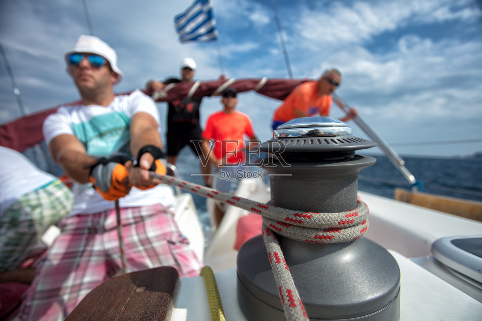 帆船上的人们像团队一样工作照片摄影图片