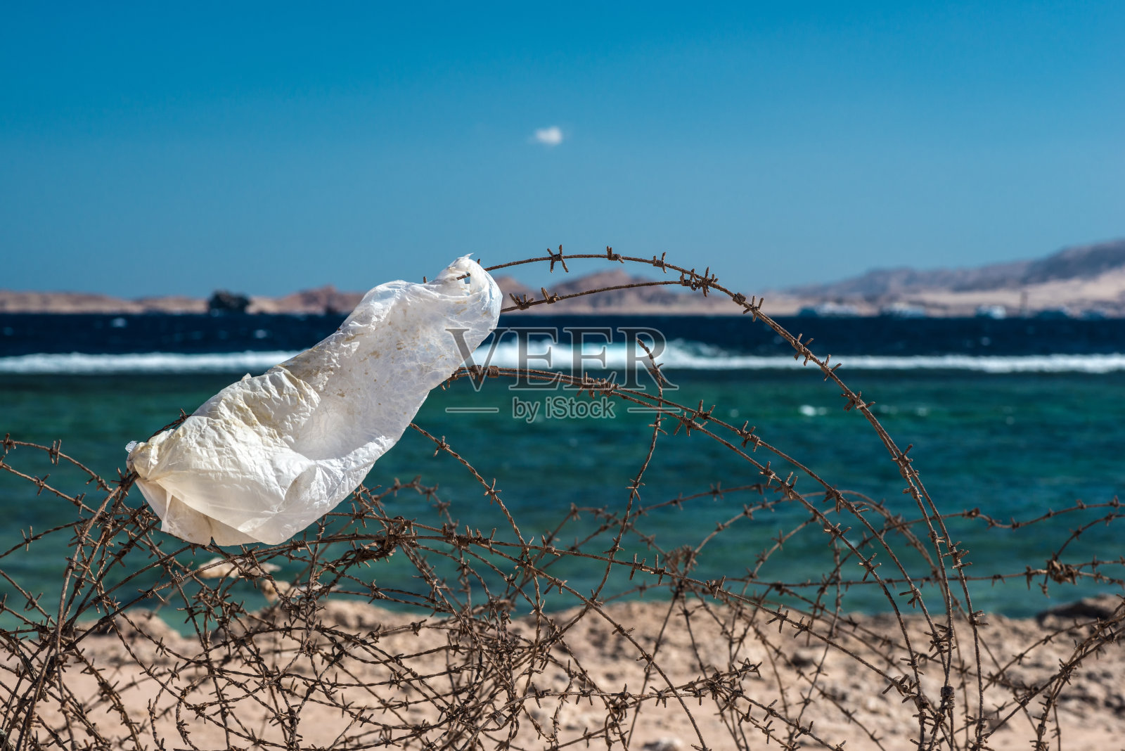 海边的旧铁丝网照片摄影图片