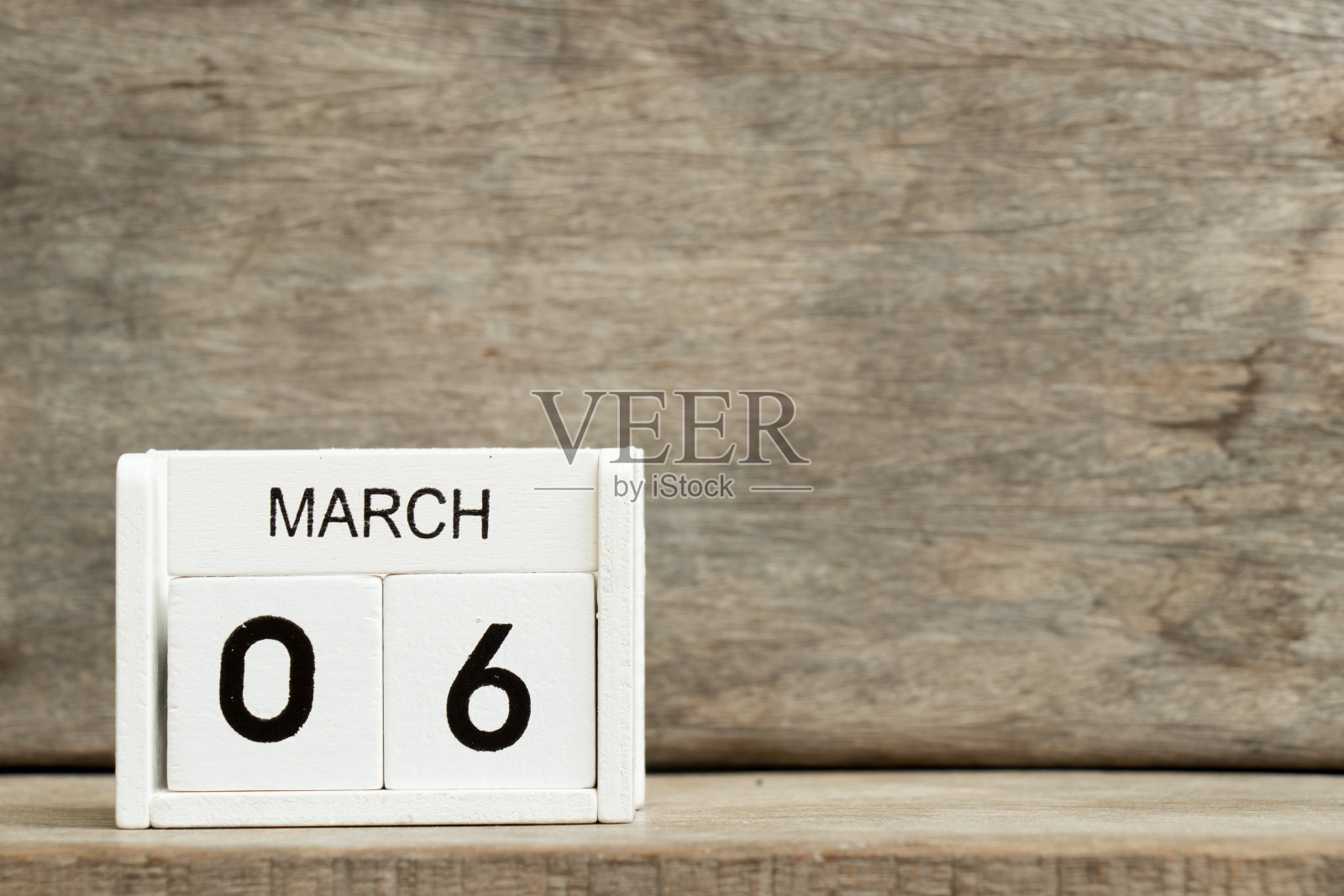 白版日历显示日期6月3月在木背景上照片摄影图片