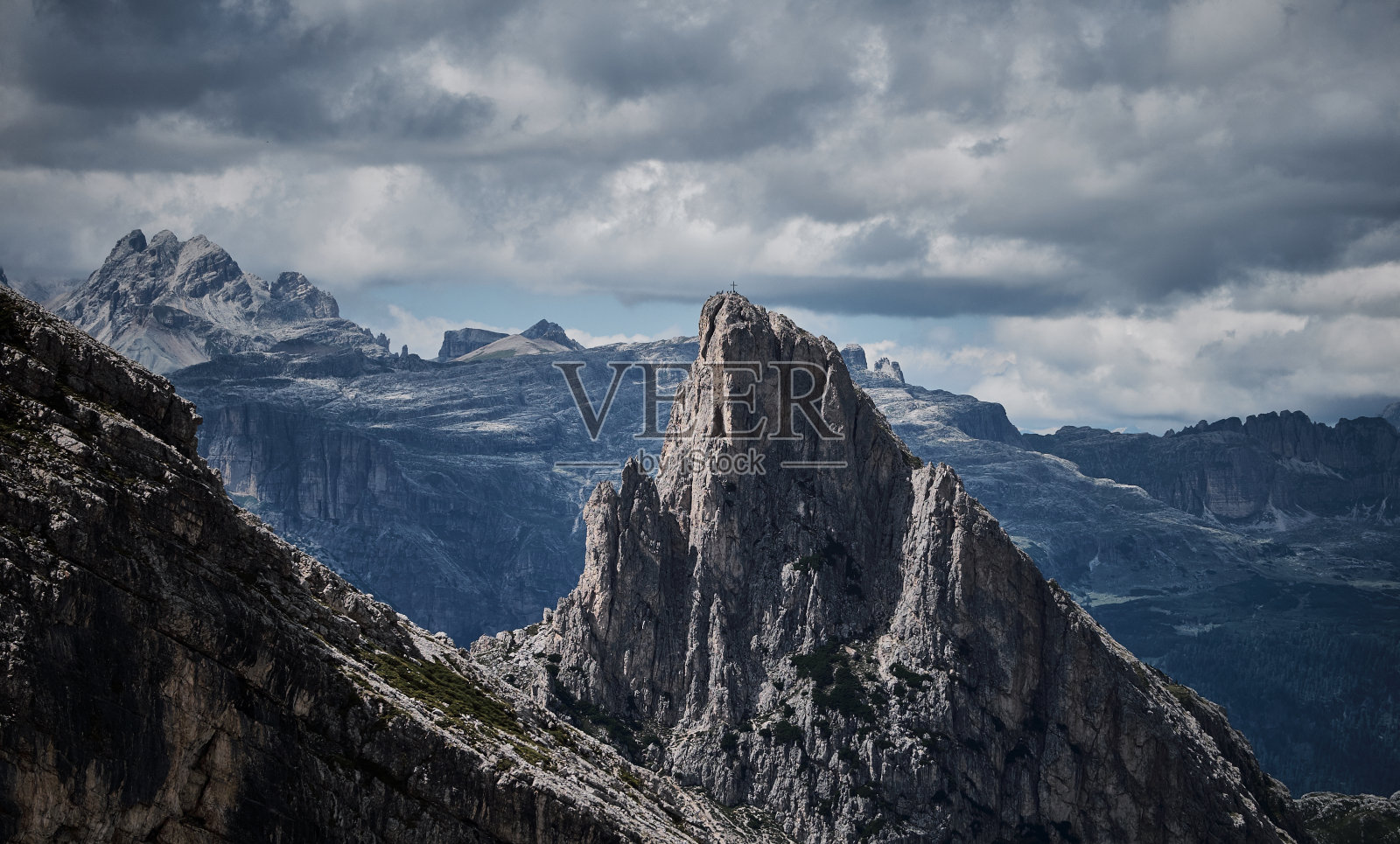 带十字的山峰照片摄影图片