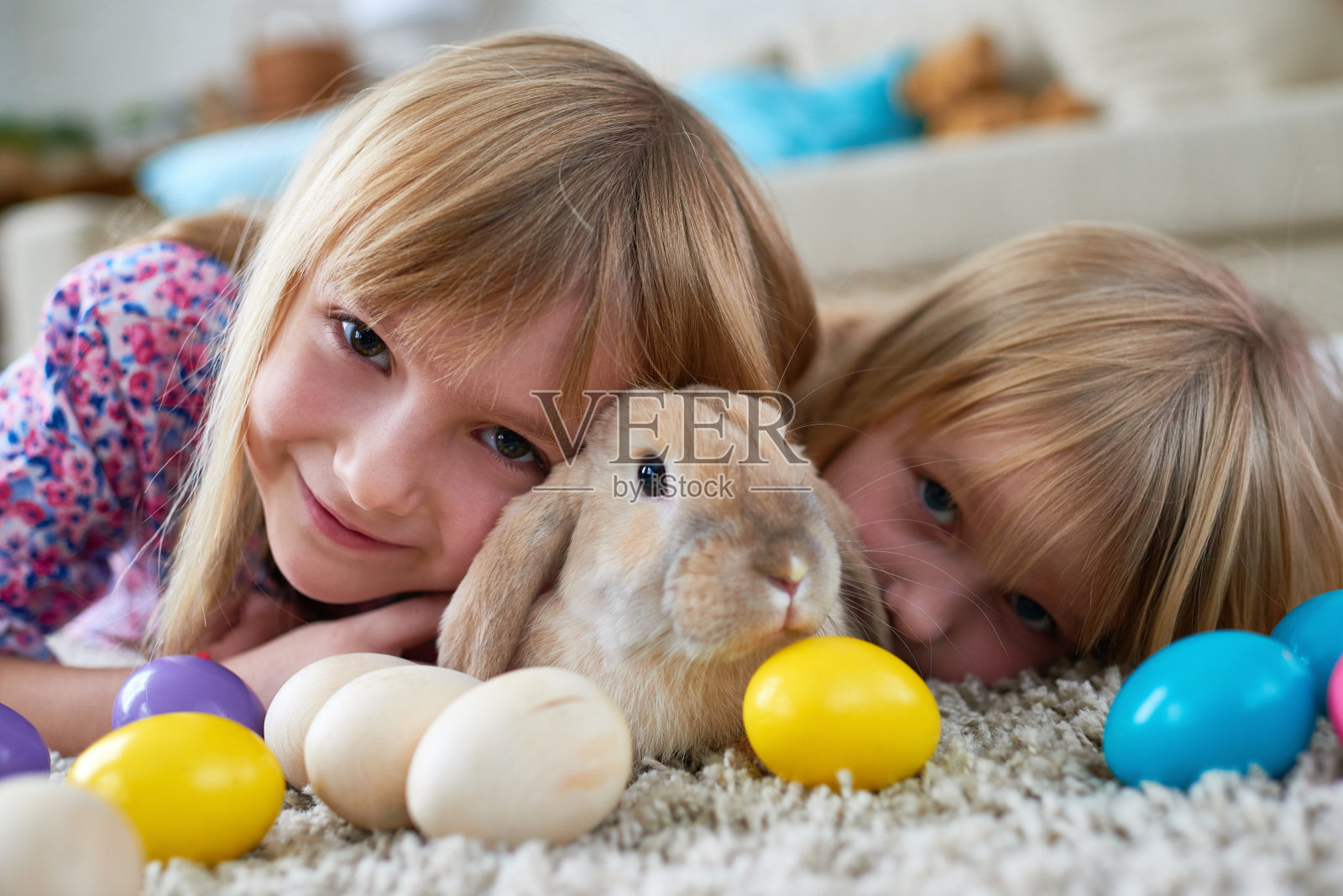 漂亮的孩子们在复活节和兔子交流照片摄影图片