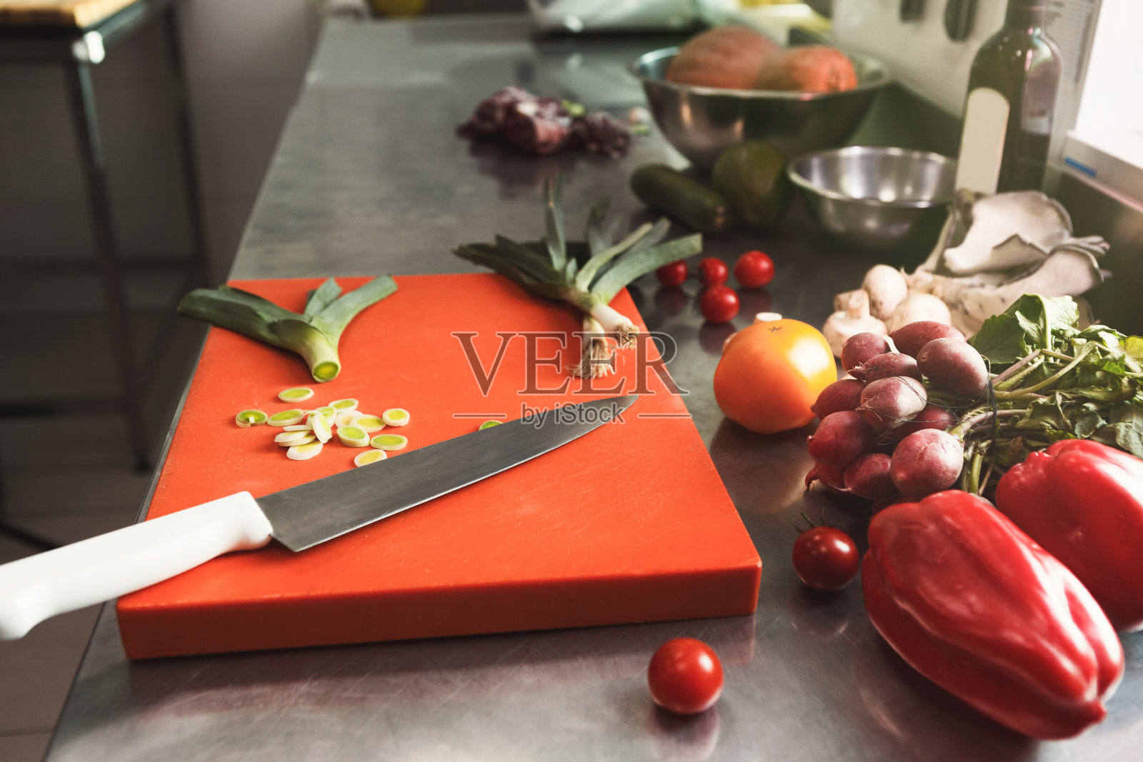 做沙拉的食材和厨房用具照片摄影图片