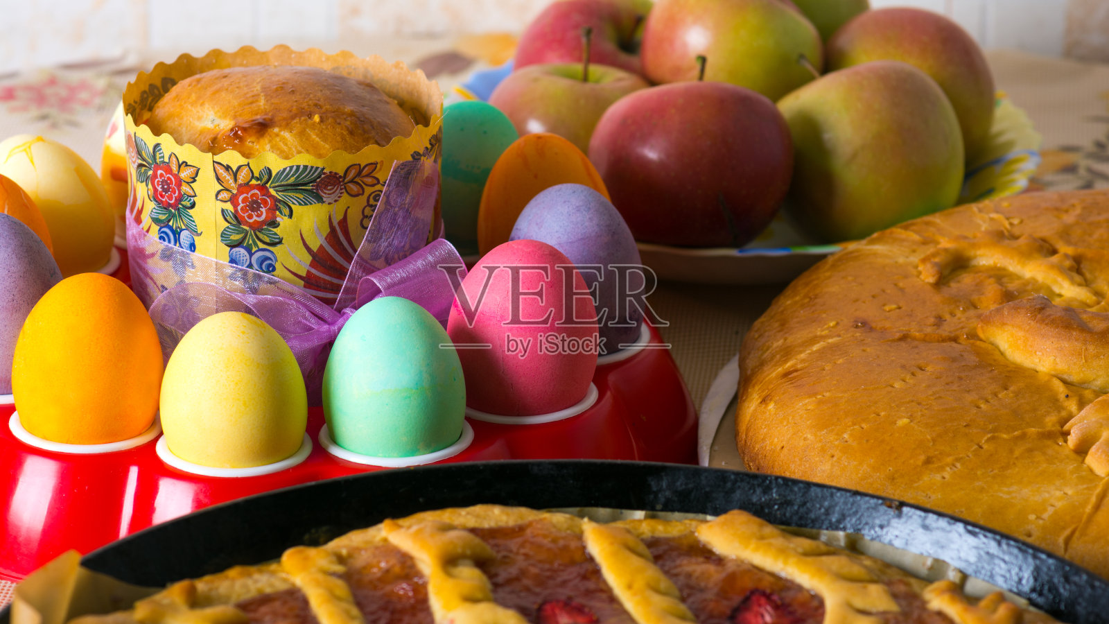 五彩缤纷的节日复活节彩蛋和复活节甜烘焙照片摄影图片