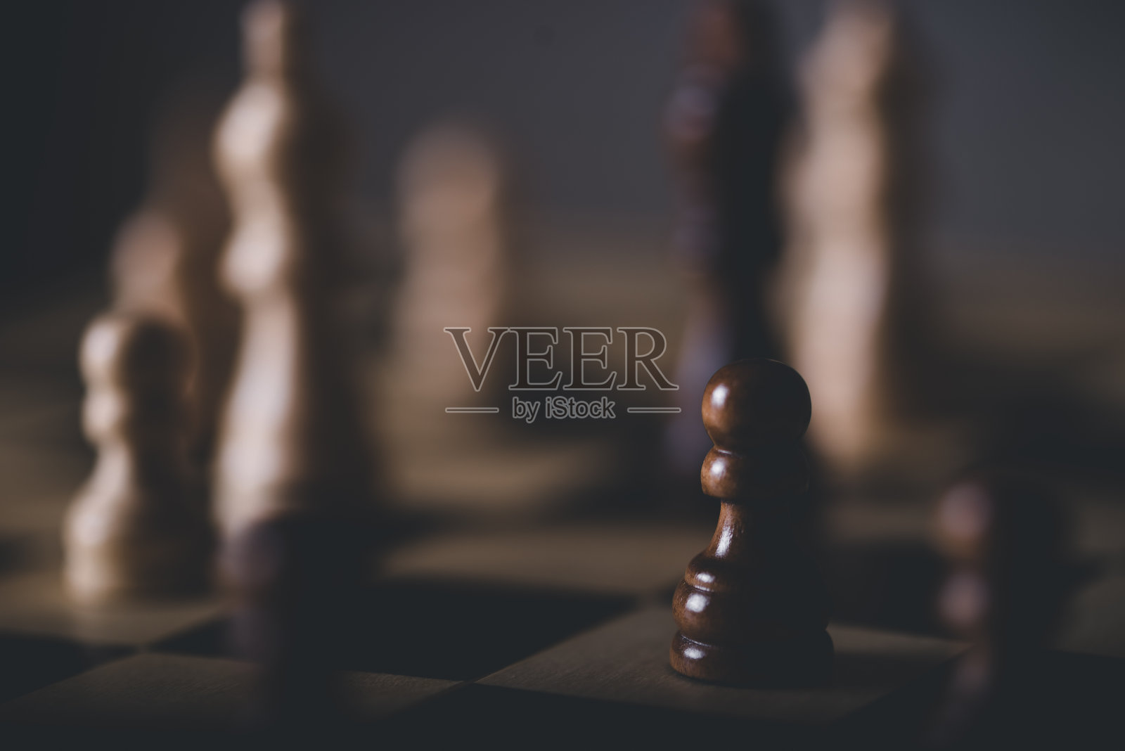 木质棋盘和棋子,光线较暗,景深较浅照片摄影图片