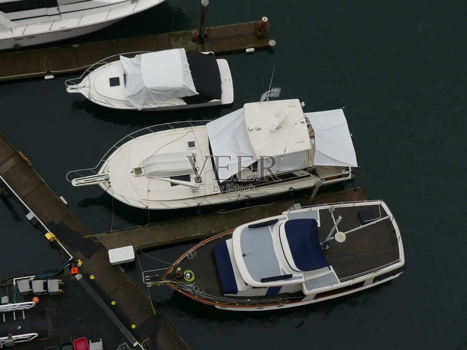 三艘帆船停在码头上照片摄影图片