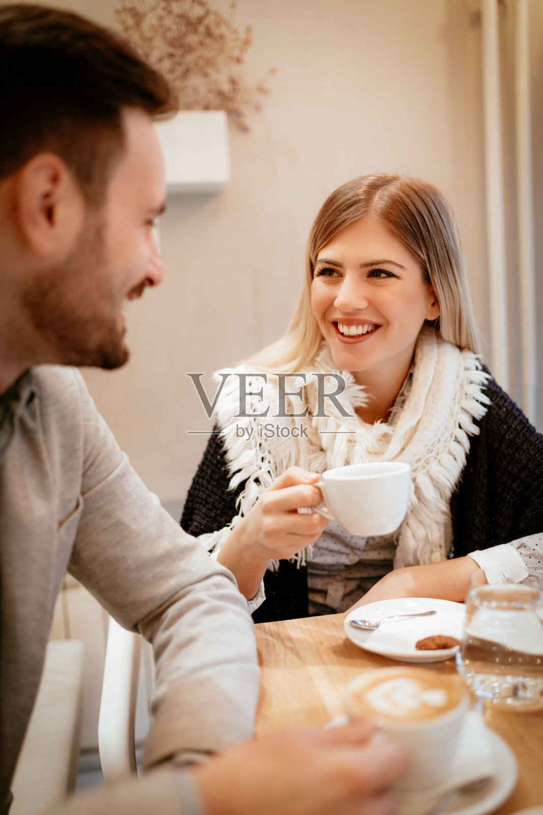 咖啡馆里的情侣照片摄影图片