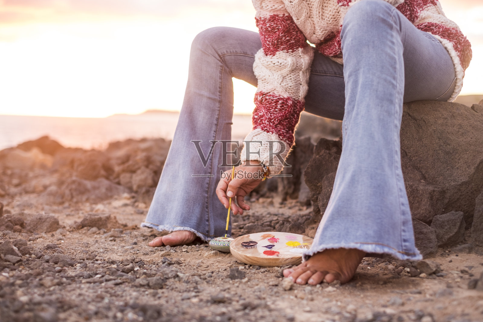 女人在石头上涂色曼荼罗照片摄影图片
