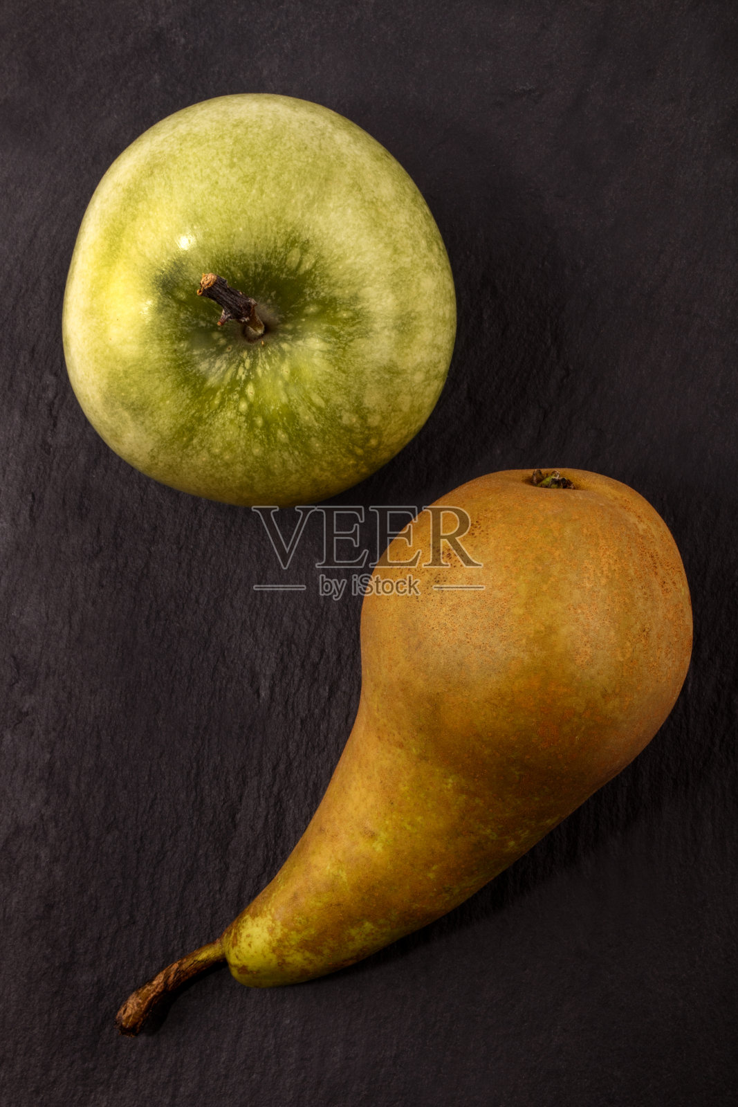 石板上的青苹果和梨照片摄影图片