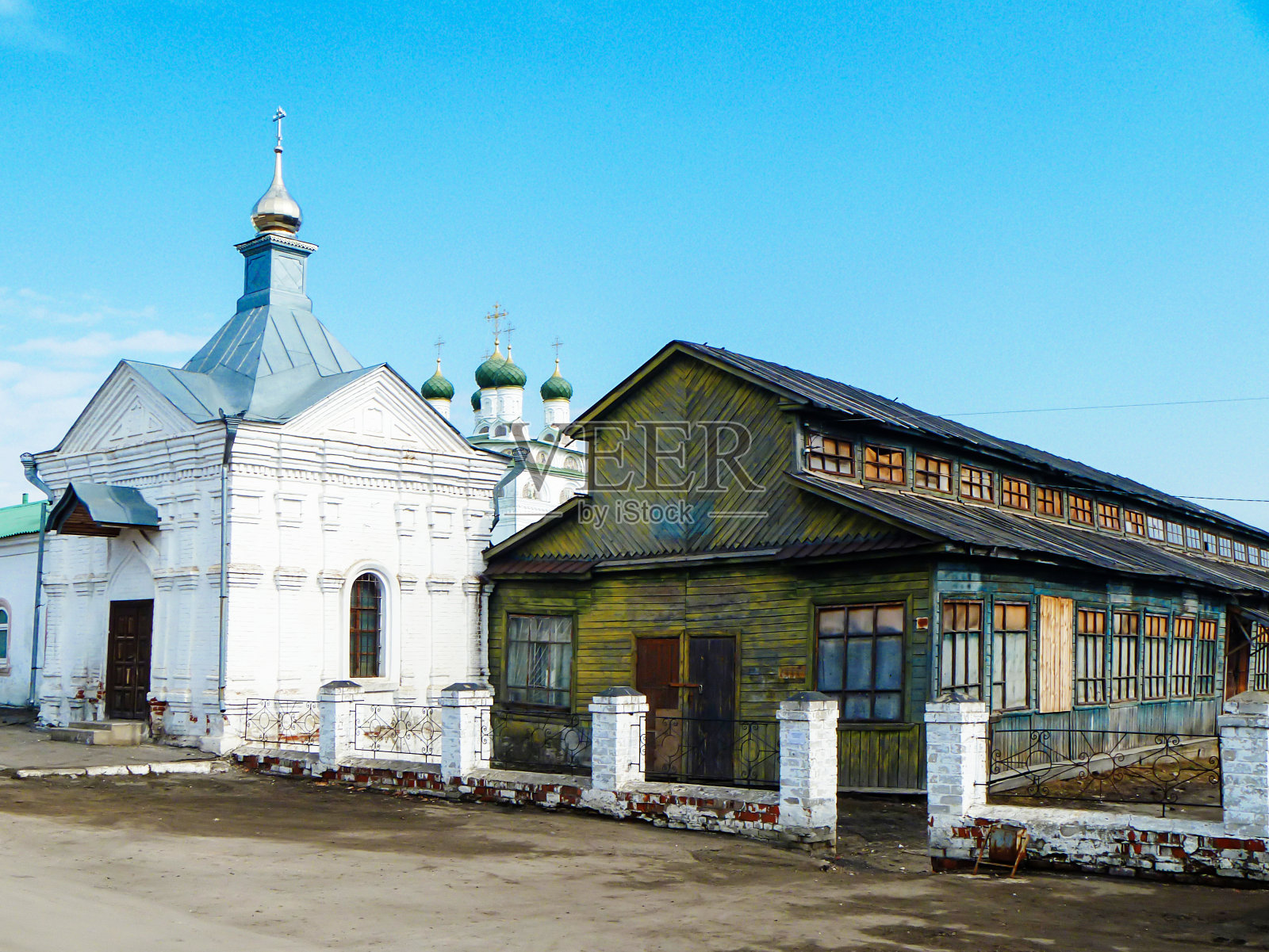 小教堂附近的旧木头建筑照片摄影图片