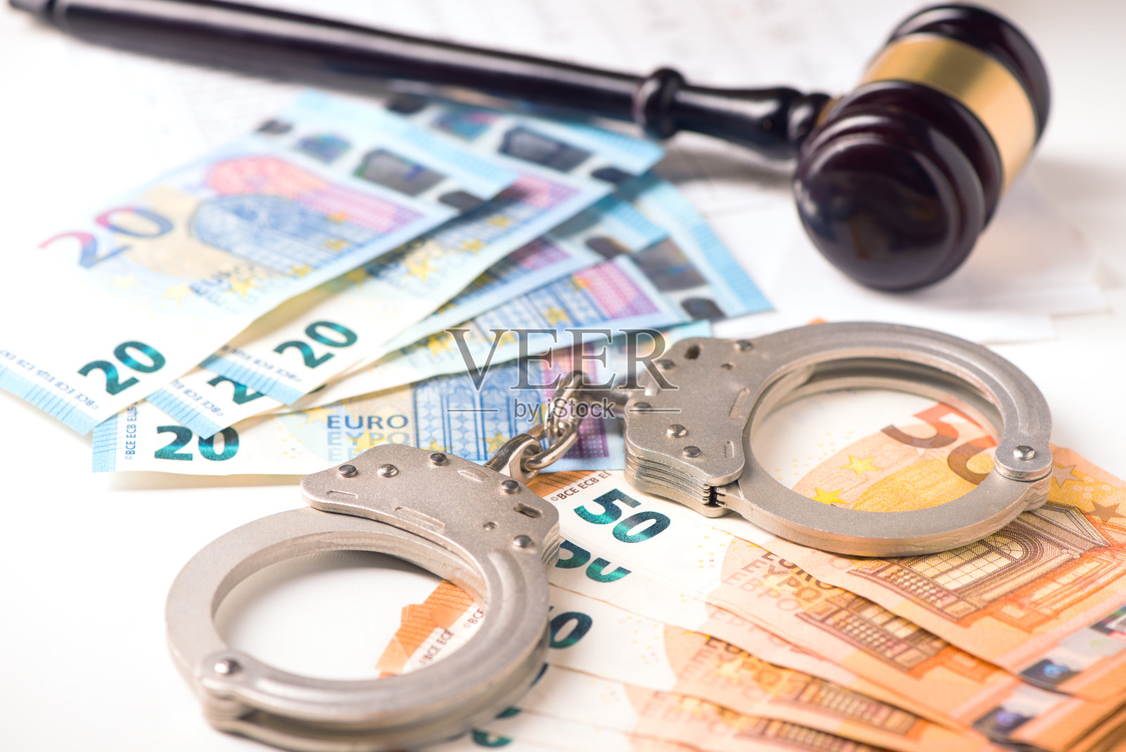 法槌、手铐与欧元:犯罪和欺诈概念照片摄影图片