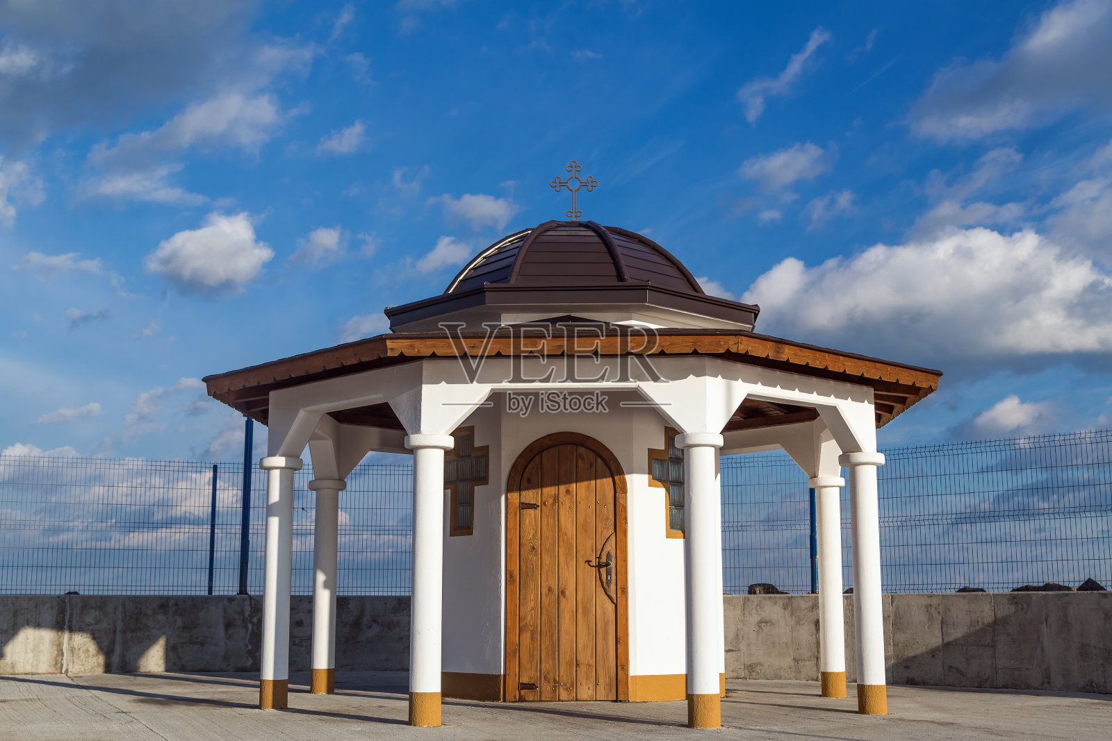 圣尼古拉斯教堂位于波莫利市的港口照片摄影图片