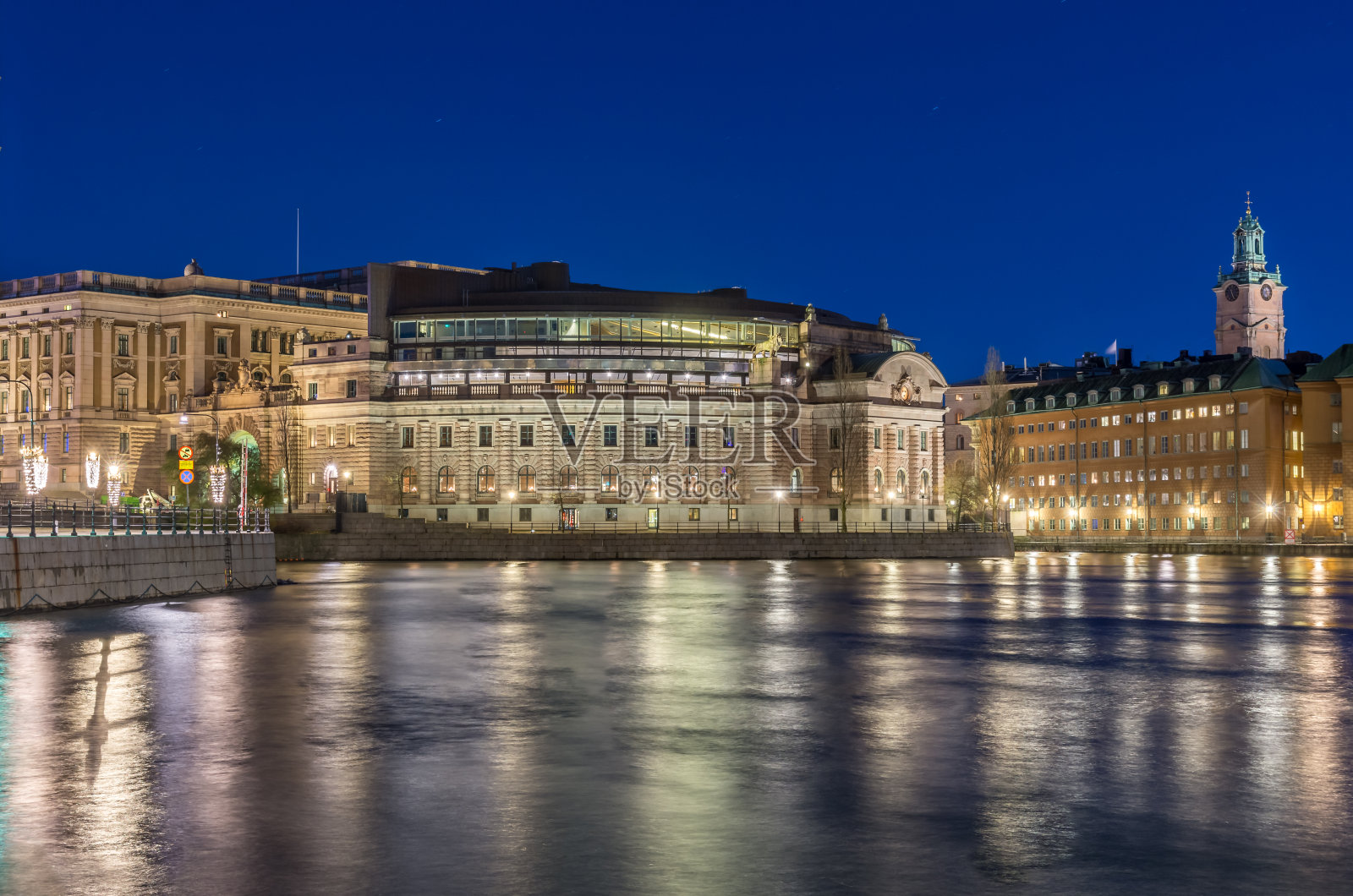 斯德哥尔摩赫尔根斯霍尔门的国会大厦在圣诞节的晴朗夜晚照片摄影图片