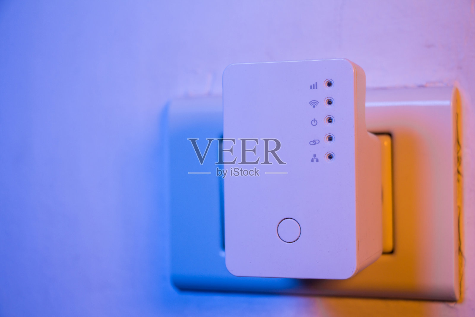 墙上电源插座中的WiFi信号放大器照片摄影图片