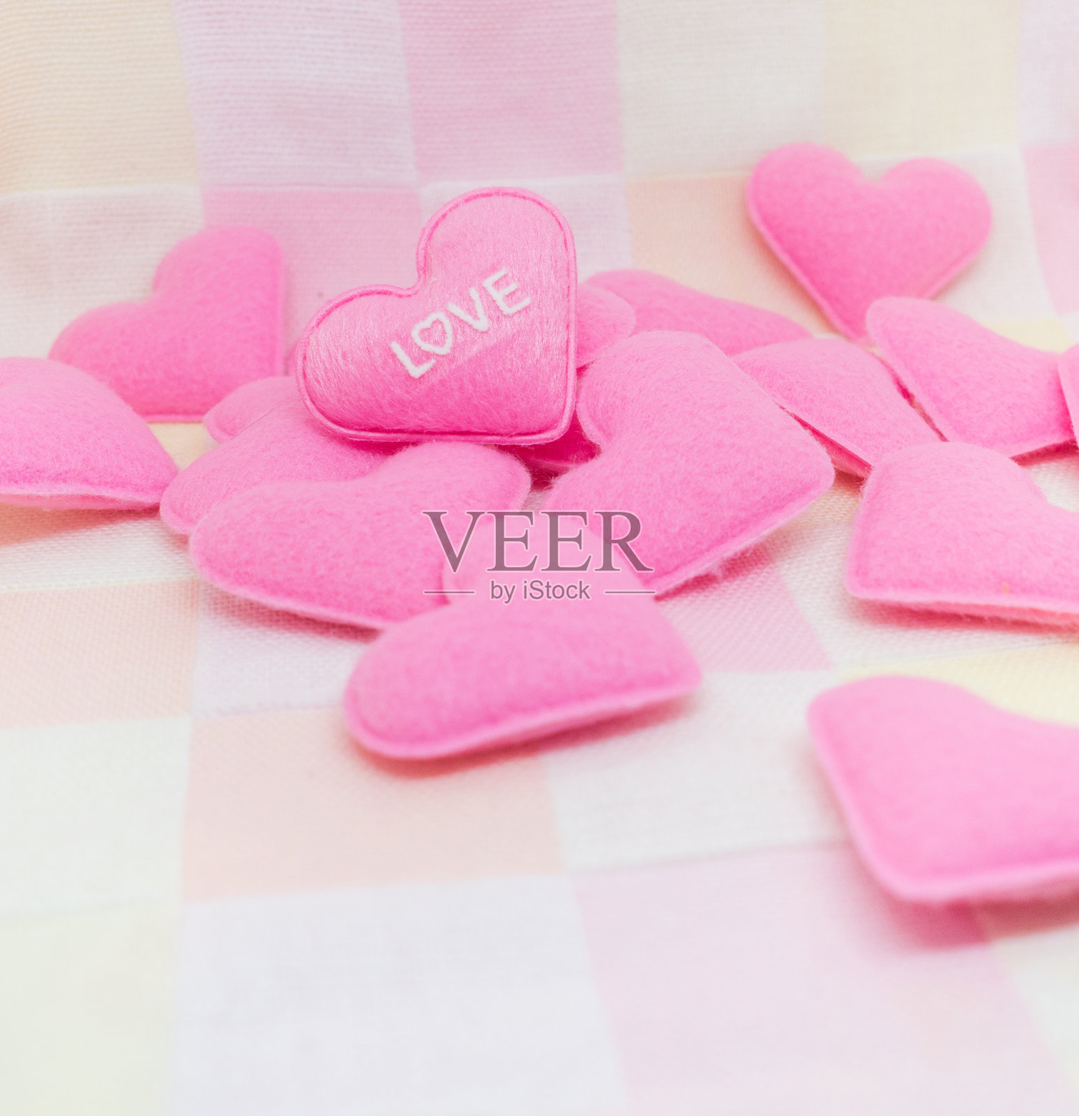 淡粉色的心在甜蜜的爱情背景。照片摄影图片