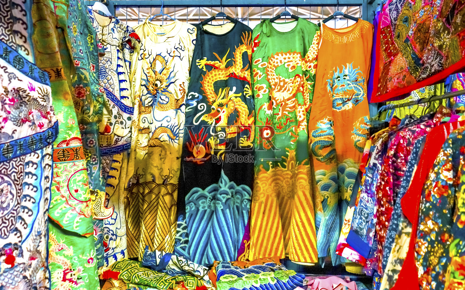 中国北京龙袍仿古盘卷跳蚤市场照片摄影图片
