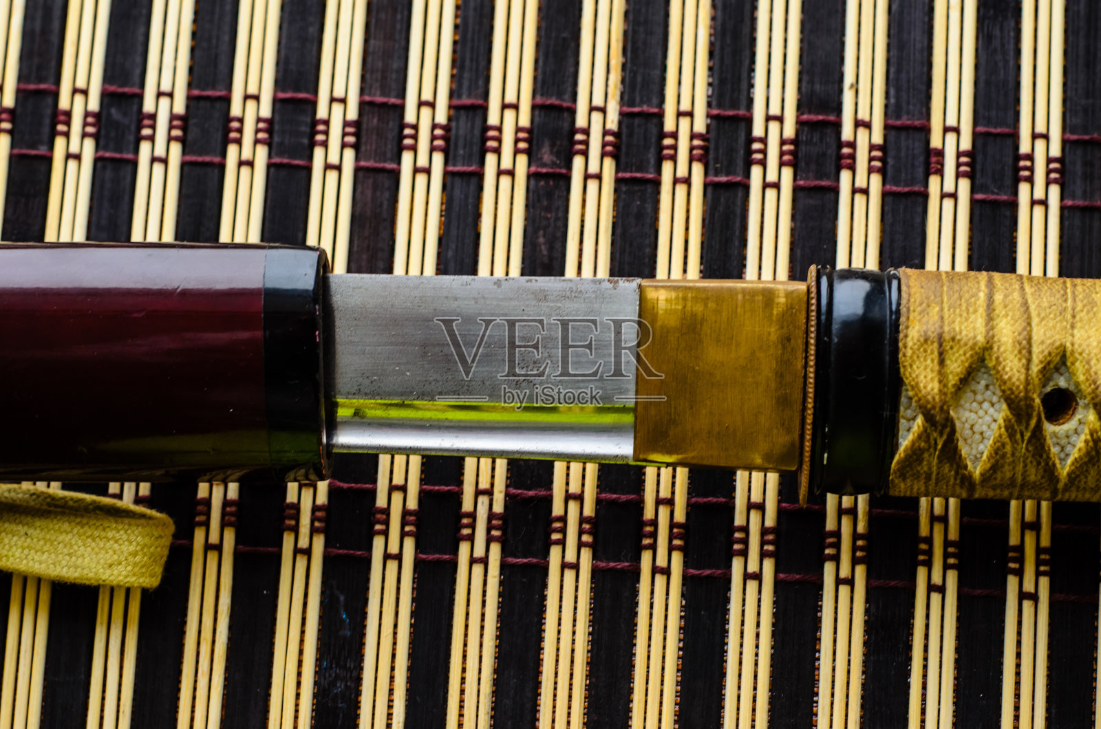 竹席上的日本武士刀照片摄影图片